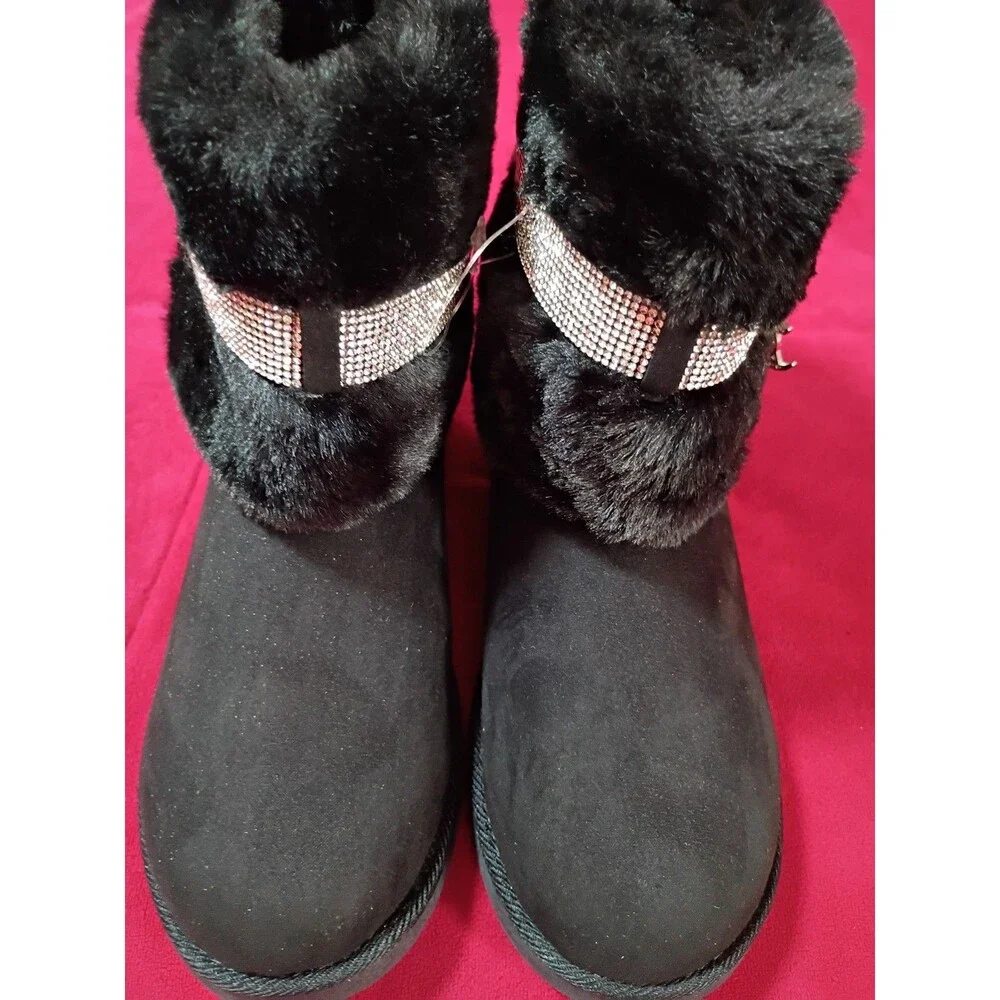 These black Juicy Couture Kursive cold weather boots feature cozy faux fur cuff